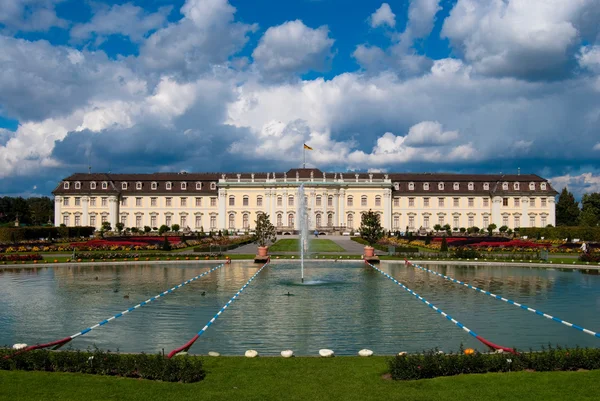Lagoa em frente ao palácio real — Fotografia de Stock