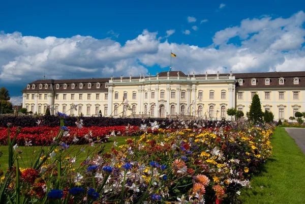 Цветы перед королевским дворцом — стоковое фото