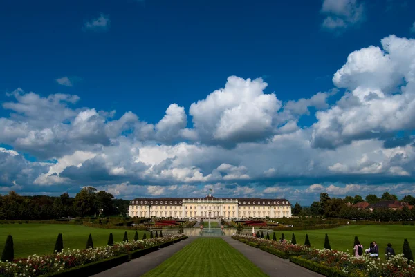 Облака над королевским дворцом Людвигсбурга — стоковое фото