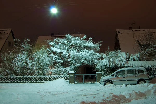 Snowy przedmieściach Stuttgartu w nocy na długich ekspozycji — Zdjęcie stockowe