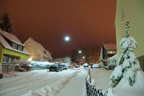 Night street of Stuttgart-Ludwigsburg covered in snow on long ex — Stock Photo, Image
