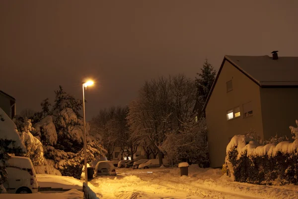 Lanterna e la strada coperta di neve su esposizione lunga — Foto Stock