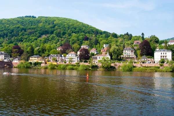 Barco en el río Neckar y la costa de Heidelberg —  Fotos de Stock