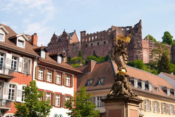 Estátua e o castelo em Heidelberg — Fotografia de Stock