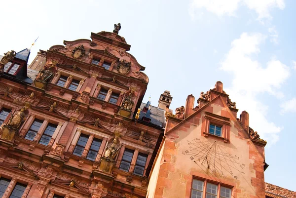 ハイデルベルク城の裏庭での時計の太陽と中世の建物 — ストック写真