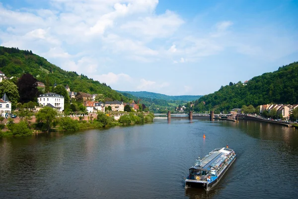 Barco turístico no rio Neckar em Heidelberg — Fotografia de Stock