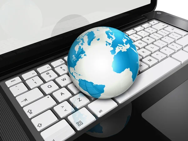 Мировой шар на ноутбуке — стоковое фото