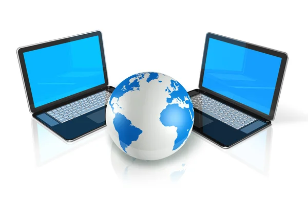 Twee laptopcomputers rondom een wereldbol — Stockfoto