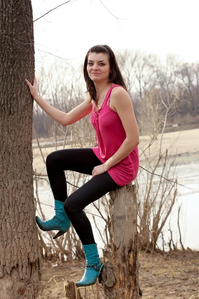 Nice girl leaning against the tree — Stock Photo, Image