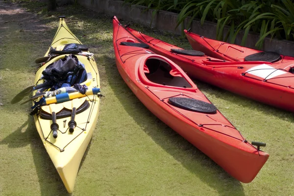 Tres kayaks en la hierba — Foto de Stock