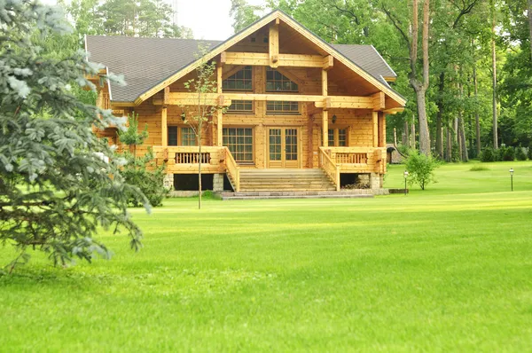 Krásný dřevěný dům — Stock fotografie