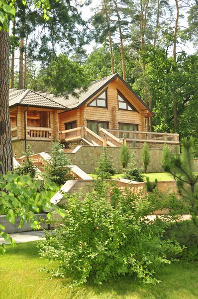 Bela casa de madeira — Fotografia de Stock