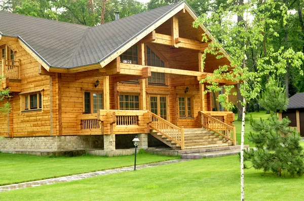 Piękny drewniany dom — Zdjęcie stockowe