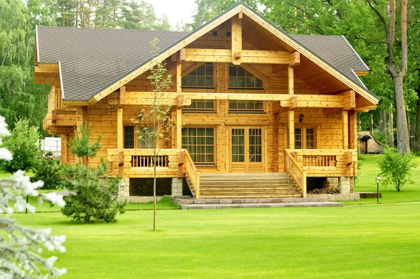 Krásný dřevěný dům Stock Obrázky