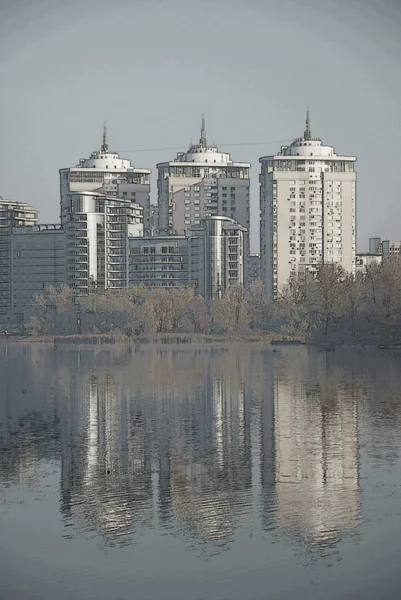 Tres edificios altos en la orilla del río —  Fotos de Stock