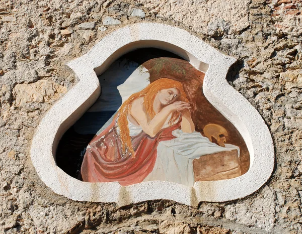 Antiguo fresco con pintura genéricaAntiguo fresco en la pared de una casa en un medieva —  Fotos de Stock