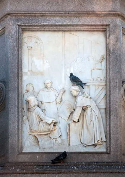 Leonardo da Vinci Denkmal (Detail) und Tauben — Stockfoto