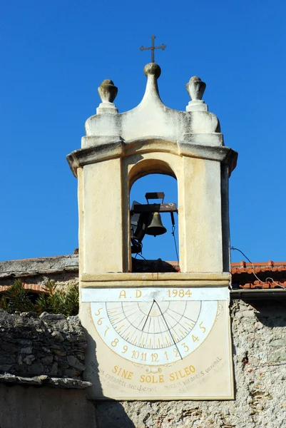 Колокольня и солнечные часы — стоковое фото