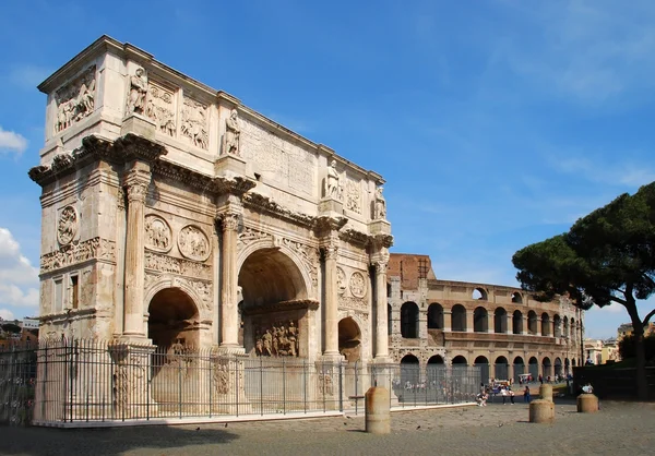 The Arch of Constantine and the Colosseo — Stock Photo, Image