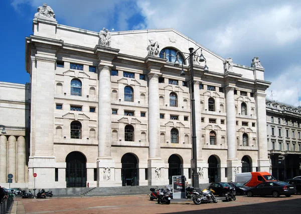 Milão - A Borsa Italiana na Praça dos Negócios — Fotografia de Stock