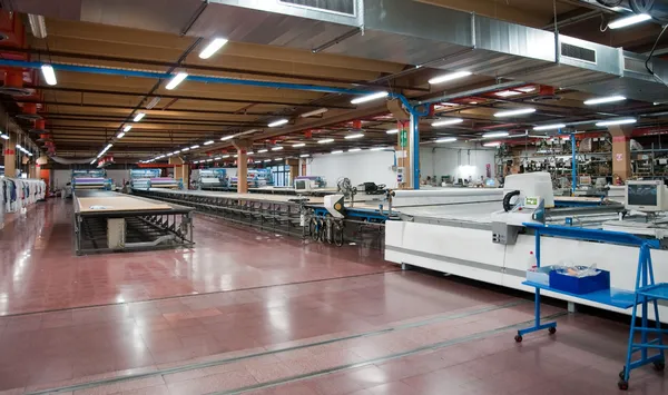 Bekleidungsfabrik - automatisches Schneiden von Textilbahnen — Stockfoto