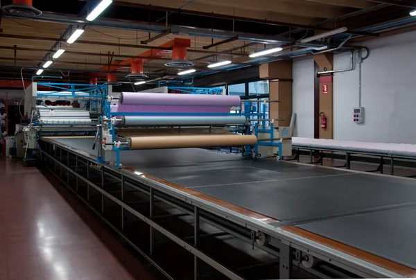 Klädesfabrik - automatiskt skära textil webb — Stockfoto
