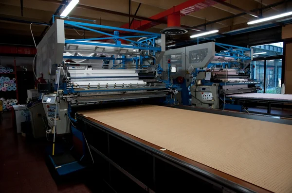 衣料品工場 - 繊維 web を自動的に切断 — ストック写真
