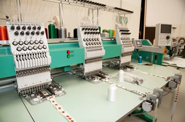 繊維: 工業用刺繍機 — ストック写真