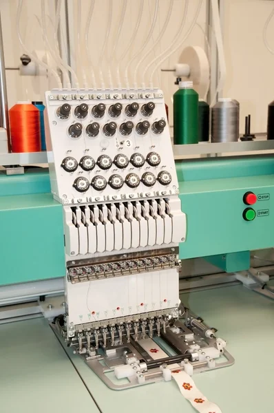 Textil: Industriella brodermaskin — Stockfoto