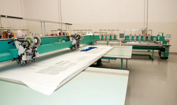 Têxtil: Máquina de bordado industrial — Fotografia de Stock