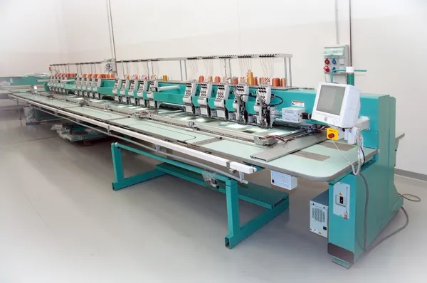 Têxtil: Máquina de bordado industrial — Fotografia de Stock