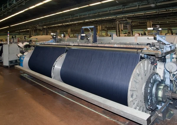 Textilní průmysl (denim) - tkaní — Stock fotografie