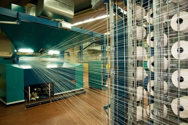 Textilindustrie (Denim) - Weben und Zerren — Stockfoto