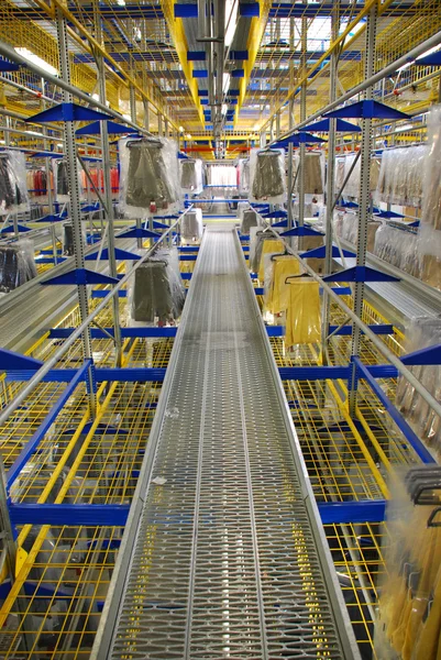 Fábrica de ropa italiana - Almacén automático — Foto de Stock