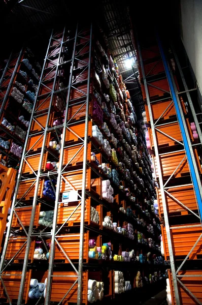 Italienska kläder factory - automatisk lager — Stockfoto