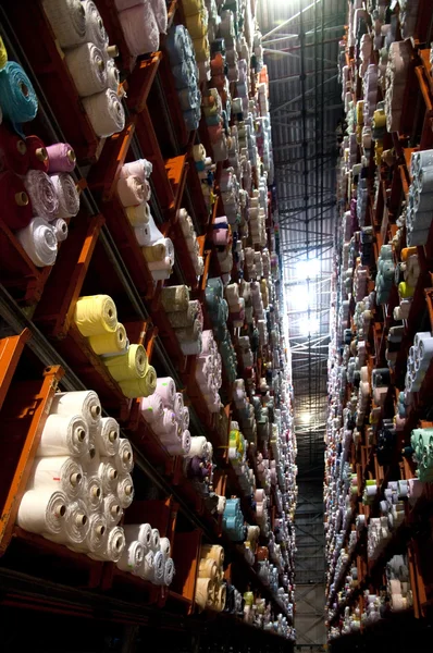 Italské oblečení factory - automatický sklad — Stock fotografie