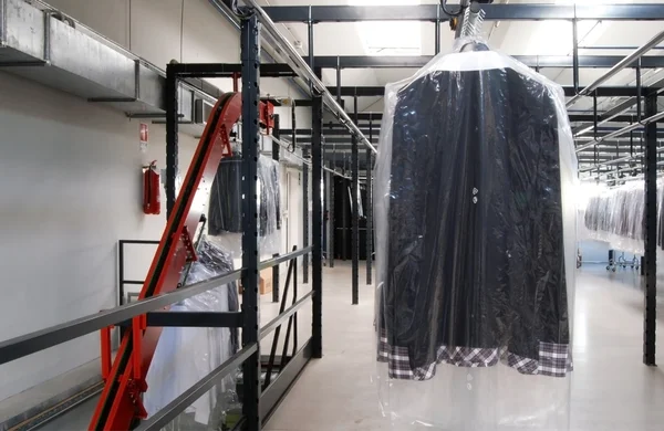 Итальянская фабрика одежды - Автоматический склад — стоковое фото