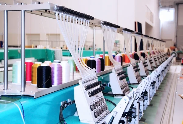Têxtil: Máquina de bordado industrial Fotografia De Stock