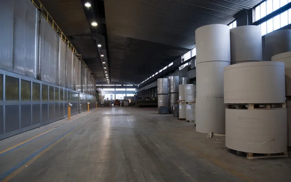 Pappers- och massaindustrin mill växt - rullar av kartong — Stockfoto