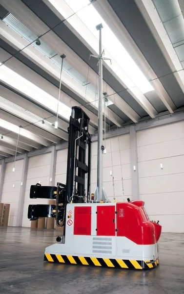 Magazzino automatizzato (carta) con carrello elevatore robotico — Foto Stock