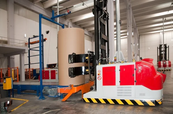 Automated warehouse (paper) with robotic forklift — Stock Photo, Image