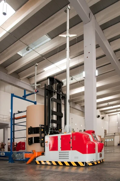 Automatiserade lager (papper) med robotliknande gaffeltruck — Stockfoto