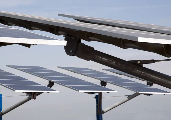 Förnybar energi: solpaneler — Stockfoto