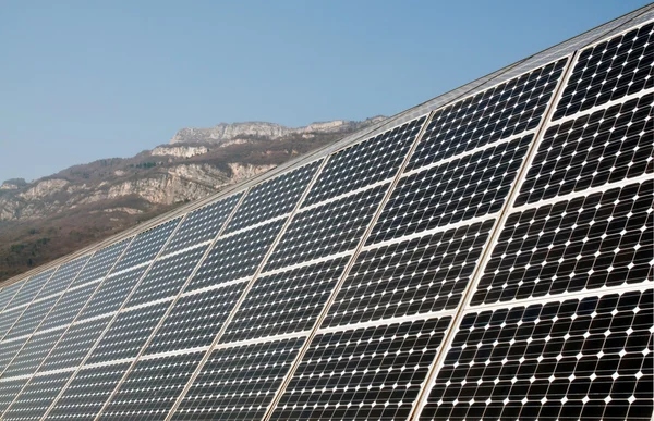 Відновлювана енергія: сонячні панелі — стокове фото