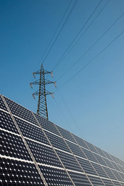 再生可能エネルギー: 太陽電池パネル — ストック写真