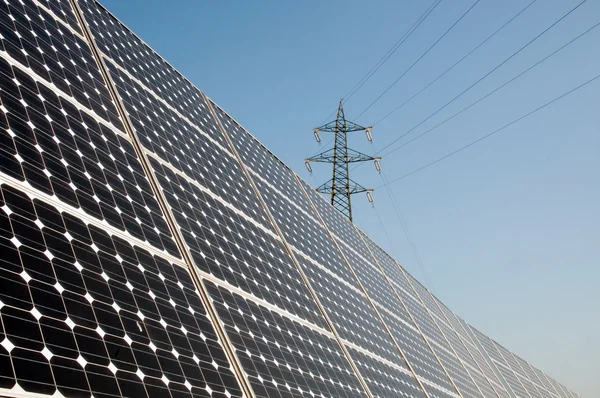 Energia renovável: painéis solares — Fotografia de Stock