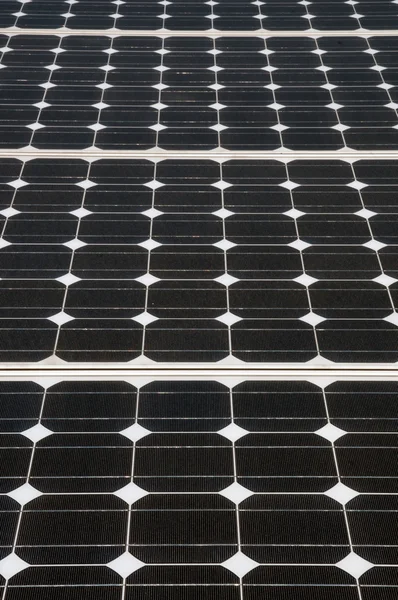 Obnovitelné zdroje energie: solární panely — Stock fotografie