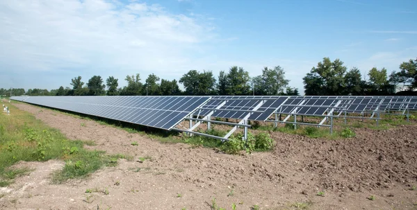 신 재생 에너지: 태양 전지 패널 — 스톡 사진