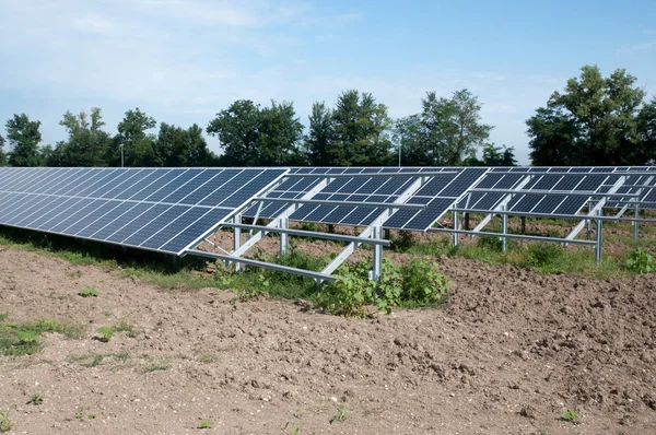 Відновлювана енергія: сонячні панелі — стокове фото