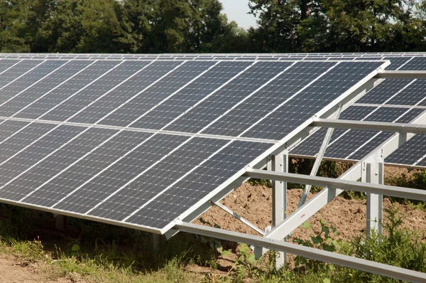 Förnybar energi: solpaneler — Stockfoto